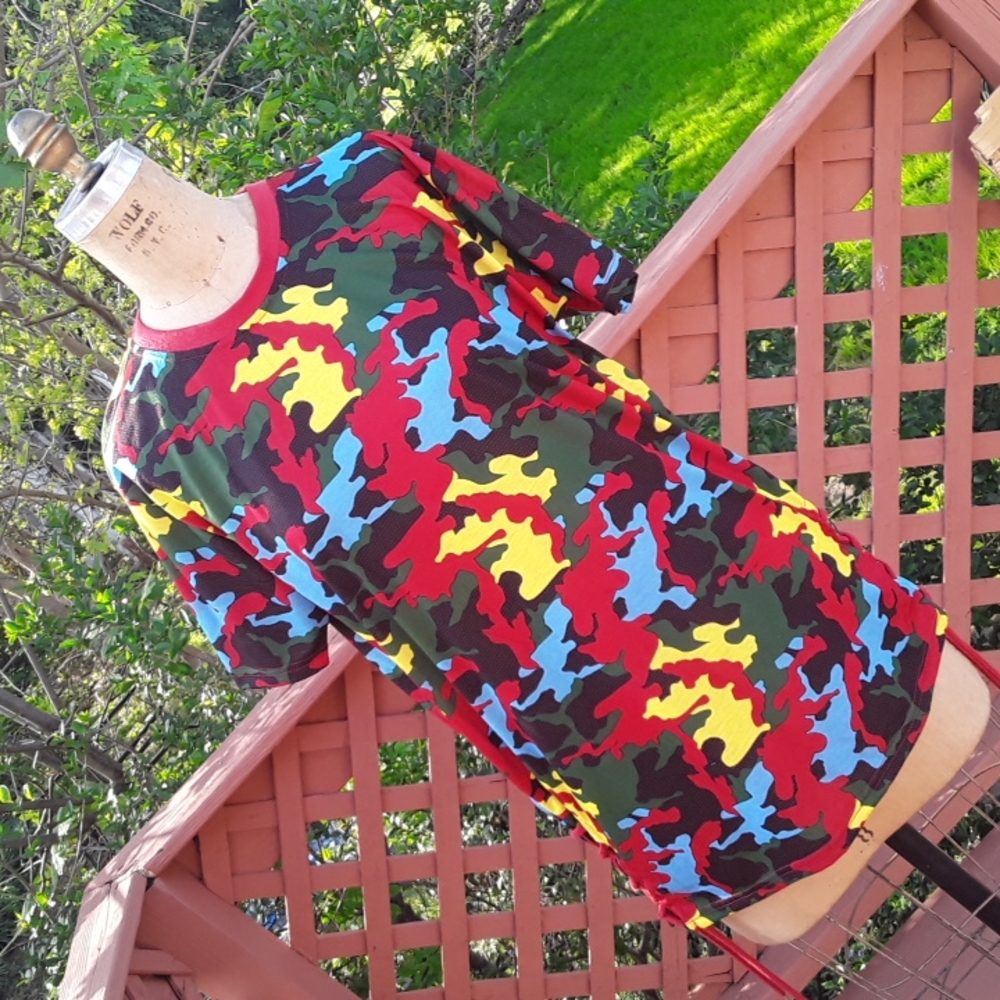 Men's size Med iMp colorful Camo print short sleeve shirt NWOT